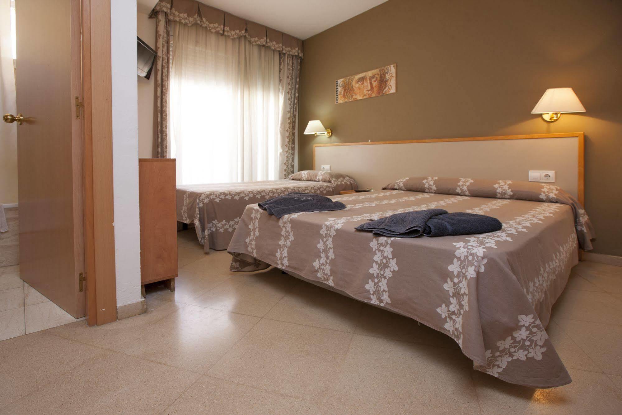 Cosmos Hotel *